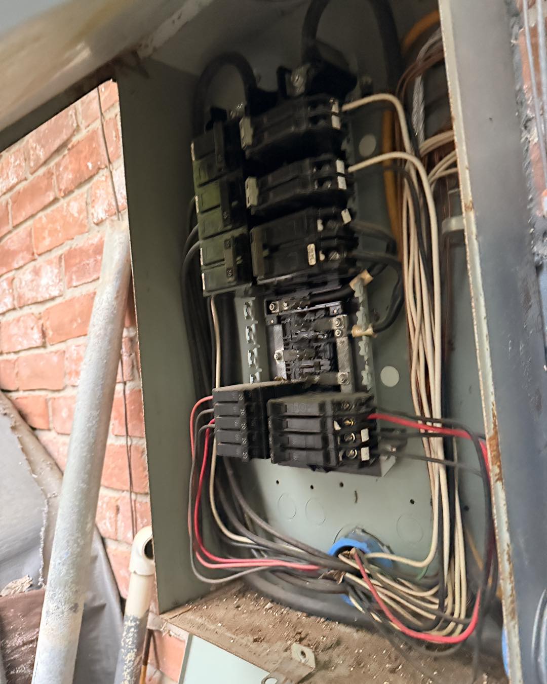 troubleshooting an electrical repair on a circuit breaker in spring, tx by an electrician.